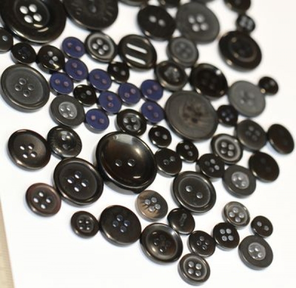 ca. 50 g Knöpfe aus Kunststoff schwarz-dunkelblau Mix verschiedene Größen und Formen