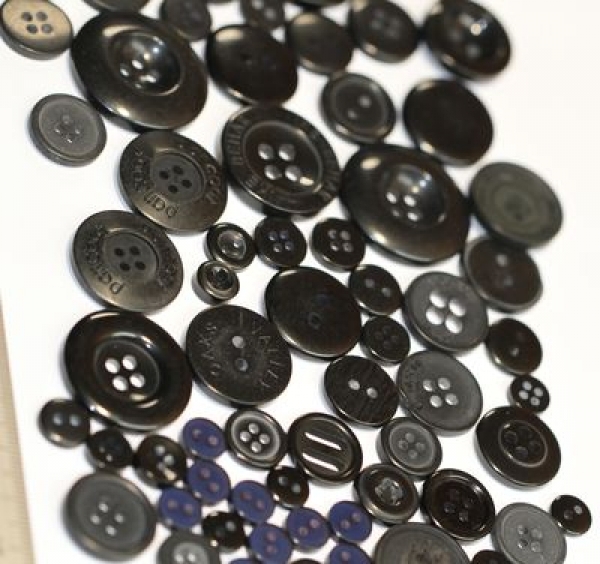 ca. 50 g Knöpfe aus Kunststoff schwarz-dunkelblau Mix verschiedene Größen und Formen