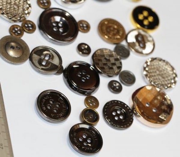 ca. 50 g Knöpfe aus Kunststoff silber-gold Mix verschiedene Größen und Formen