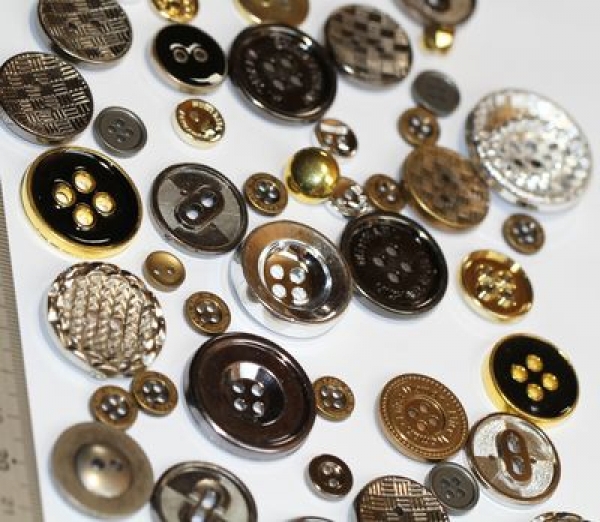 ca. 50 g Knöpfe aus Kunststoff silber-gold Mix verschiedene Größen und Formen