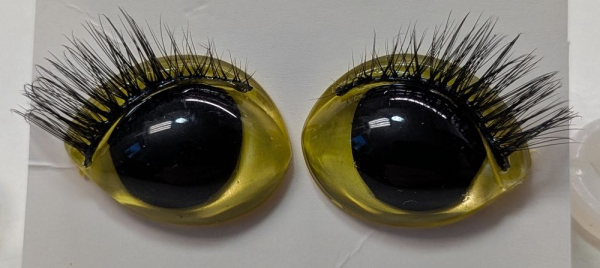 Sicherheitsaugen Gelb metallic mit Wimpern 16 mm x 21 mm