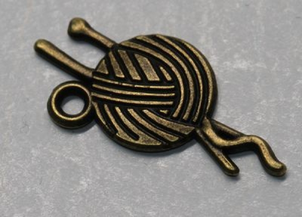 1 Anhänger Charm Wollknäuel aus Metall bronzefarben ca. 11 mm x 24 mm