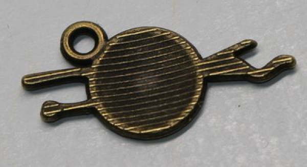 1 Anhänger Charm Wollknäuel aus Metall bronzefarben ca. 11 mm x 24 mm