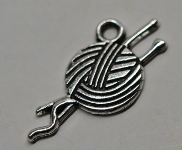1 Anhänger Charm Wollknäuel aus Metall silberfarben ca. 11 mm x 24 mm