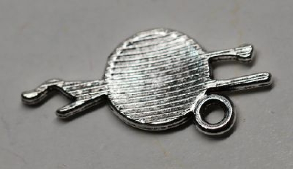 1 Anhänger Charm Wollknäuel aus Metall silberfarben ca. 11 mm x 24 mm