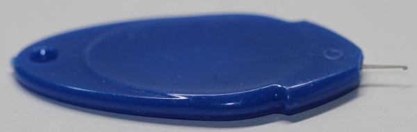 1 Stück Einfädelhilfe für Nähnadeln blau ca. 4 cm lang