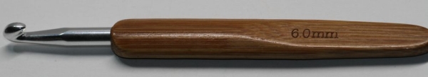 1 Häkelnadel 6 mm Metall mit Holzgriff Bambus Farbe dunkelbraun