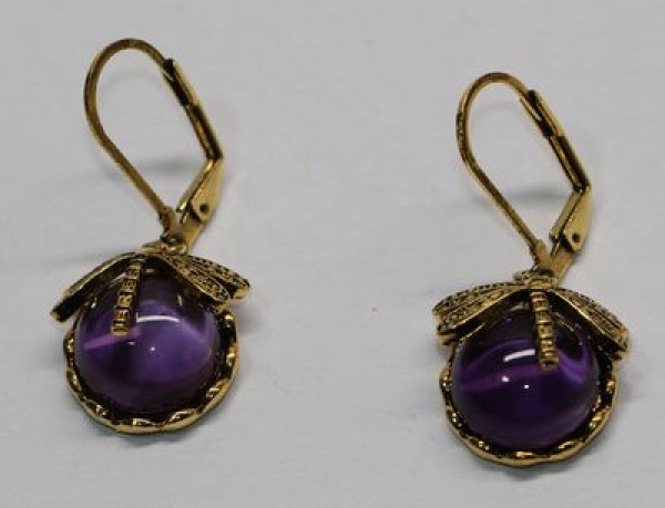 Ohrhänger goldfarben mit violettem Stein mit Libelle