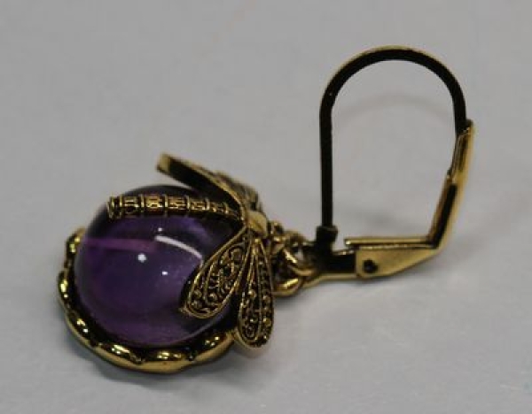 Ohrhänger goldfarben mit violettem Stein mit Libelle