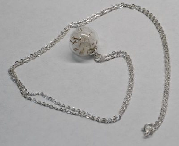 Anhänger "Pusteblumen" in Kunststoffkugel mit silberfarbener Kette