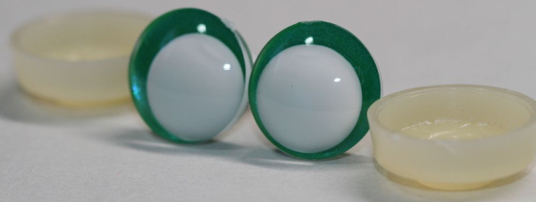 1 Paar Sicherheitsaugen trapezoid 16 mm grün metallic weiße Pupille Schielaugen