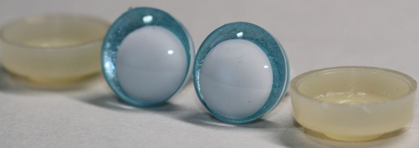 1 Paar Sicherheitsaugen trapezoid 16 mm hellblau metallic weiße Pupille Schielaugen