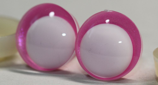 1 Paar Sicherheitsaugen trapezoid 16 mm pink metallic weiße Pupille Schielaugen