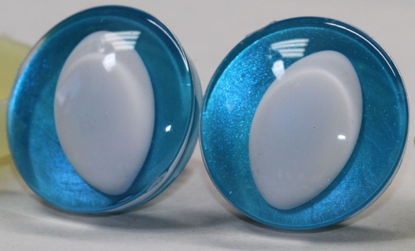 1 Paar Sicherheitsaugen trapezoid caribic blau metallic 25 mm Katze Drache weiße Pupille