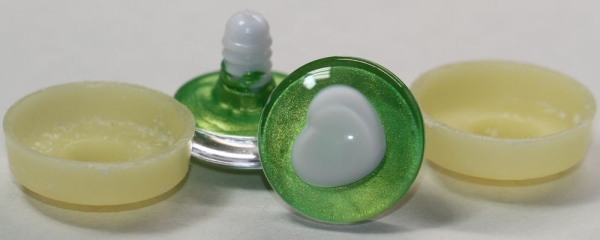 1 Paar Sicherheitsaugen trapezoid 25 mm spring green metallic herzförmige Pupille weiß