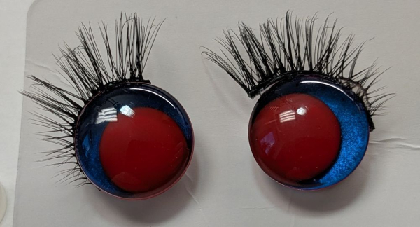 Sicherheitsaugen blau metallic rote Pupille schielend mit Wimpern trapezoid 14 mm