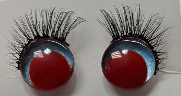 Sicherheitsaugen hellblau metallic rote Pupille schielend mit Wimpern trapezoid 14 mm